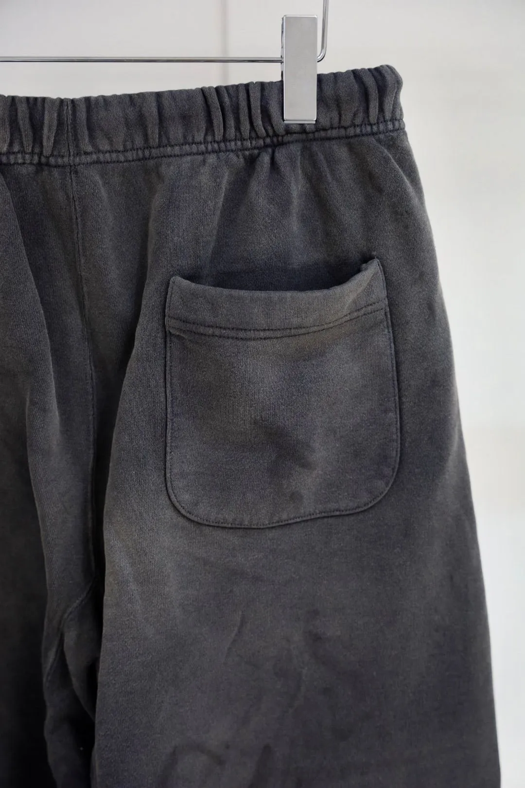 SAINT Mxxxxxx SWEAT PANTS/ANGEL/BLK Blue Angel Reborn Sweatpants Washed black S-XL Assute dyeing Sprayed on the whole piece to fade Wormhole destruction treatment Heavy fermentation washing to create NEW VINTAGE texture Factory four-needle and six-thread workmanship No bone seams More comfortable to wear Genuine grade crack printing/correct accessories
